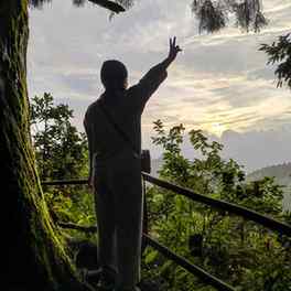 “just a beautiful pause in time. 🌅🤍”, use :

#Kalimpong #M