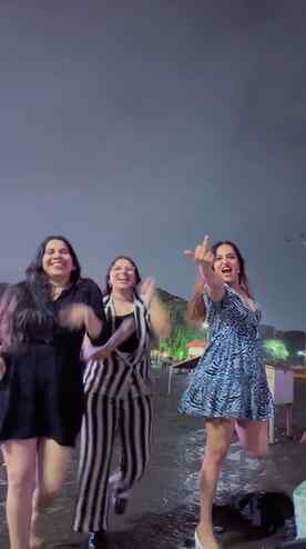 Koi ladki hai… jab vo hasti hai, aur scene automatically pre