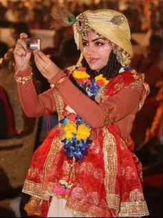 When art meets devotion, performance becomes prayer.
Concep