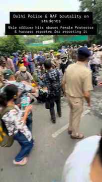 दिल्ली पुलिस और इन सुरक्षा बलों ने छात्रों के साथ ऐसा बर्ताव