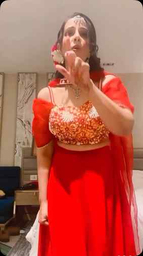 Fashion is a language that creates
Itself in clothes to int