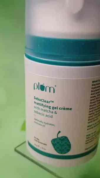 Lightweight hydration without the oily feel 💚 Plum SebaClea