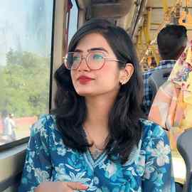 “खिड़की से गुजरती हवा ने बस इतना कहा—
रुक जाओ… अभी दिल को कह