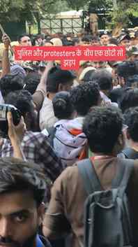 Delhi protest  ke dauran police or protesters ke beach.Ek ch