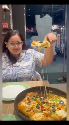 @pizzahut_india
Flip it, flip it, don’t you wanna taste the