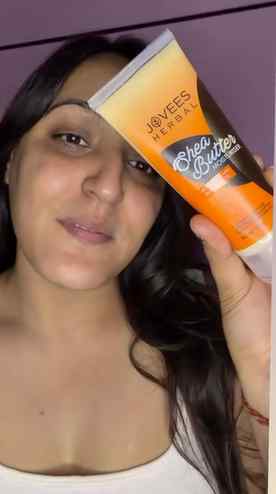 Meri skin lately kaafi rough & dry feel ho rahi thi

So I st