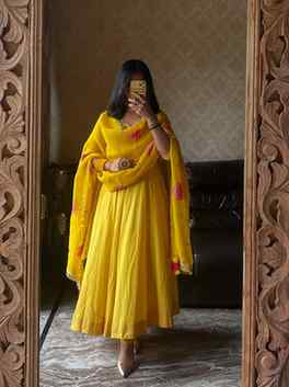 Swipe left for desi baddie 🥰
