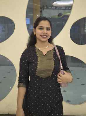 "kitaabein jhaankti hain bandh almaari ke sheeshon se, badi