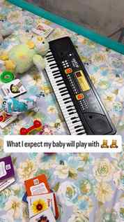 Expectation: “She’ll spend hours with her toys.” 🧸
Reality