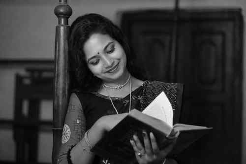 সেই ধূসর রাজবাড়ীটাই রঙের প্রলেপ আঁকে ক্লান্ত প্রজাপতির ডানা