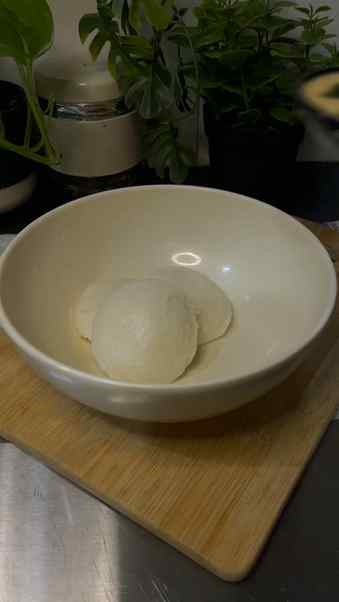Batters, steam, aur thoda sa charm—yeh idli recipe sirf plat