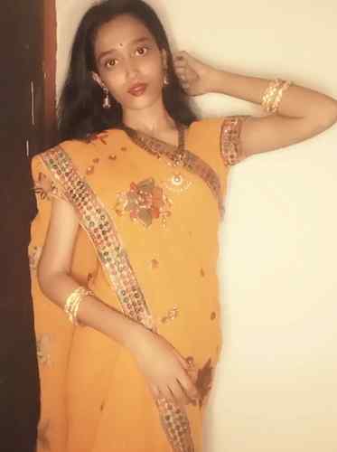 An orange lover starting her navratri by drapping her mom's 