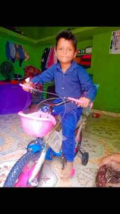 मुलाच्या चेहऱ्यावरचा तो आनंद… आणि आईच्या डोळ्यातलं समाधान! ❤