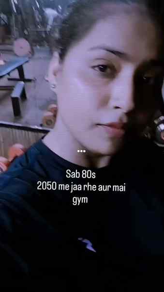 ✨ 1980 ➡️ 2080 😱🚀
Sab chale gaye 1980 mein… main seedha 20