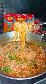 Boring Noodles ko banaye new style mein.....😋✨
#sunfeastyip