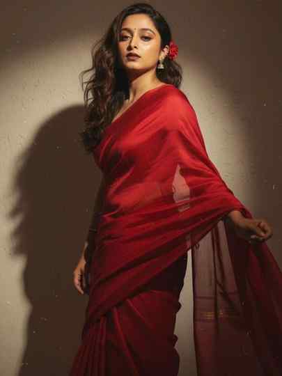 90s nostalgia wrapped in six yards of elegance 🎞️❤️🖤