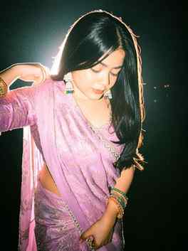 A moment worth pausing for🌙✨
#picture #sarees #beautifulgi