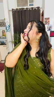 Shaadi ki baatein hawa mein nahi hoti… 😌💚
Par Punjabi suit