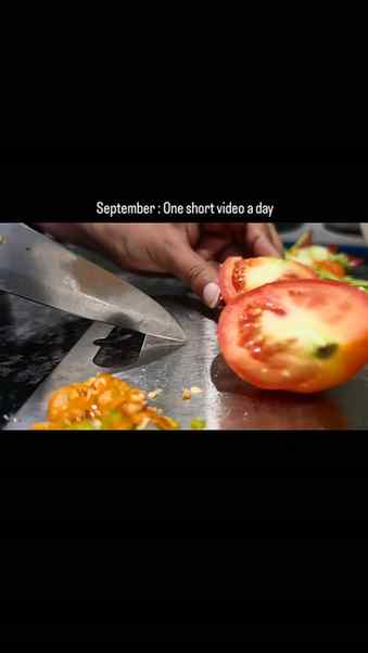 Cut those tomatoes...🍅
#chopping #tomatoes #videojournal #