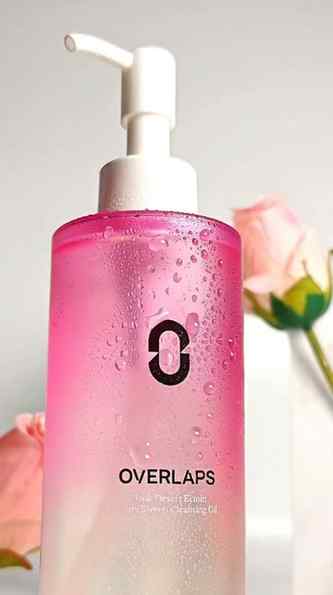 Melting away the day with this cleansing oil 
Makeup, sunscr