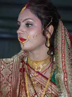 ❤️👰‍♀️ A bride carries not just a saree , but a thousand dr
