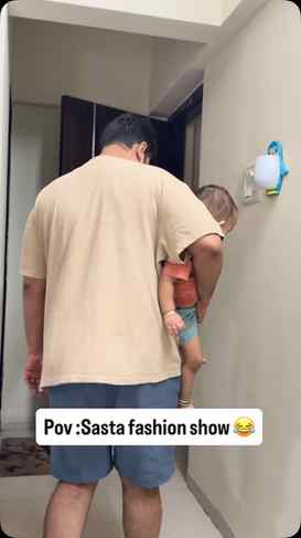 Sasta fashion show by papa 😂#trending #cutebaby #funnyreel