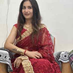 A touch of tradition, a graceful nath, and six yards of time