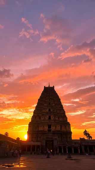 Welcome to Hampi (Kishkindha)🌴🛕🌊🏞️🍃🌧️🌫️
A place wher