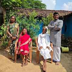 मामा-पापा तो नहीं हैं इस दुनिया में,
लेकिन बड़े माँ-पापा का