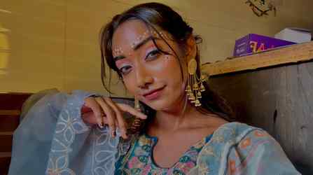 Ki agar aansu na hote toh aankhen itni khubsurat
na hoti..
D