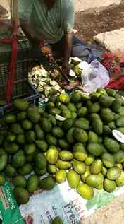 Aaj m apne Sahar k bazar m Achar wala aam lene gae thi itni