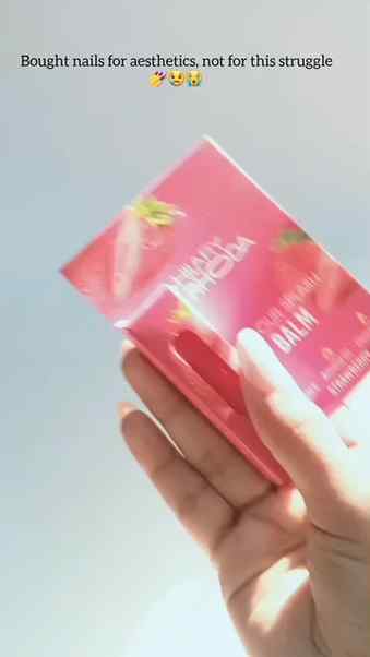 Long nails but still can’t open a simple lip balm box 😂💅
W