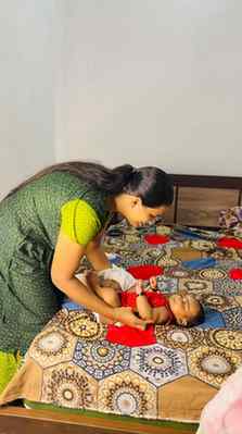ഞങ്ങളുടെ കുഞ്ഞിന്റെ bedtime routine-ലെ ഒരു ചെറിയ ഭാഗം. 🤍
Ba