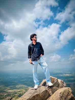 Above the noise, closer to the sky. 🏔️☁️
#MountainVibes #Ci