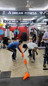 Cardio exercises gym member with gym coach....