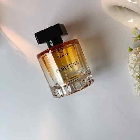 A fragrance, captured in stillness.

Exploring fragrance thr