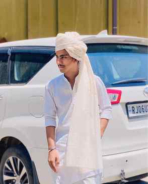 White dress, White Gold Turban, black wheels - a perfect con