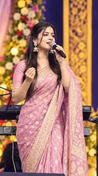 हर रात बस तेरी ही याद का पहरा रहता है... ❤️🌌
Shayari #Rom