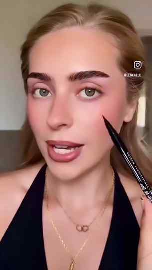 Easy Eyeliner With Eyeshadow 🌸
.
.#reels #trending #insta