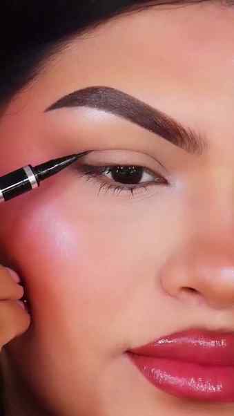 Easy New Eye liner Tutorial
@anabelladeconstanza
#eyelook #v