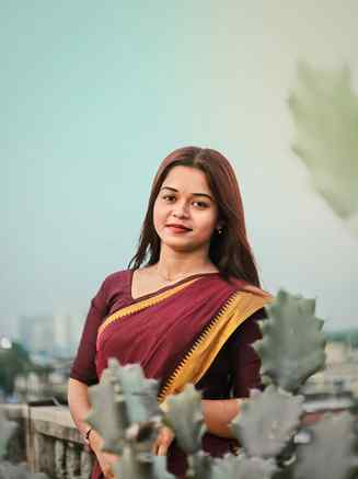 ক্যানভাসে আঁকা এক টুকরো গল্প, যেখানে শাড়ির আভিজাত্য আর রোদে