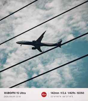 Framed by wires, boundless in flight.
Shot on Xiaomi 15 ult