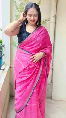 "Pink saree, soft smile, aur baaki sab background noise 💗✨"