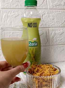 Sips of sweetness, bites of crunch.
Sugarcane juice and snac