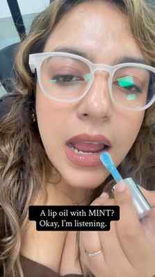Mint + glossy lips = the ultimate combo πΈ