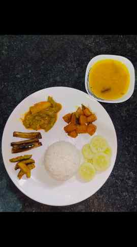 আজি দুপৰিয়াৰ নিৰামিষ খাজ।
ভাতৰ লগত দাইল , ৰঙা লাওঁ ভাজি, জহ