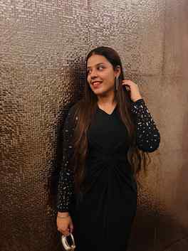 Bold lips, bolder moves..💅🏻🪞🖤..
Dress- Inner circle, Raj
