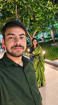 কিছুটা মায়া, কিছুটা আলো,
কিছুটা চোখের ভাষা—
এক ফ্রেমে বন্দি 