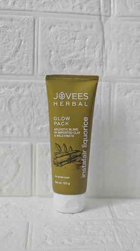 Giving my skin a quick refresh with the Jovees Herbal Glow P