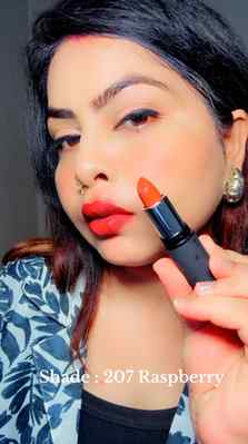 Lip liner first, lipstick next… and suddenly the lips are gi
